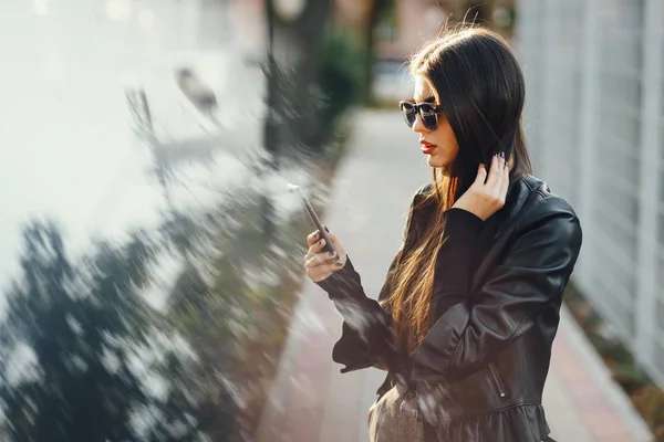 Ragazza alla moda a piedi attraverso la città — Foto Stock