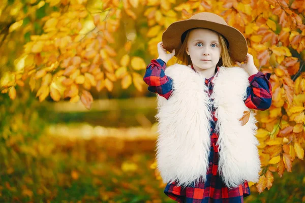 Pequena menina elegante — Fotografia de Stock