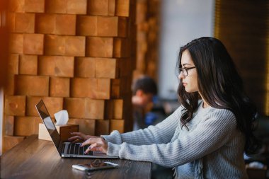 bir dizüstü bilgisayarda bir restoranda çalışan kız