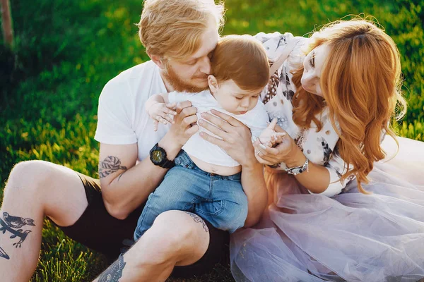 Familia en un parque — Foto de Stock