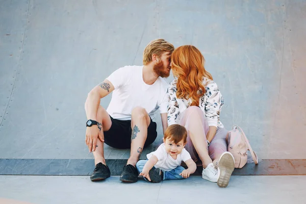 Familie nahe Mauer — Stockfoto