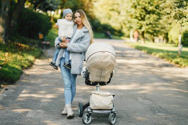 yürümeye başlayan çocuk ile genç anne