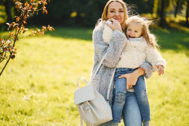 yürümeye başlayan çocuk ile genç anne