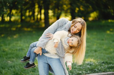 yürümeye başlayan çocuk ile genç anne