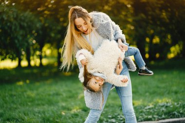 yürümeye başlayan çocuk ile genç anne