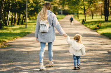 yürümeye başlayan çocuk ile genç anne