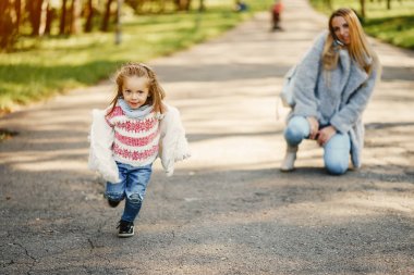 yürümeye başlayan çocuk ile genç anne