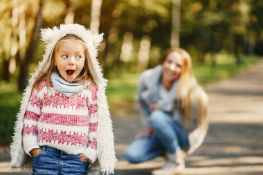 yürümeye başlayan çocuk ile genç anne