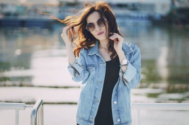 güneş gözlüklü kız