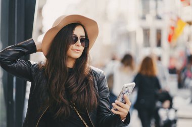 istanbul'da telefon ile kız