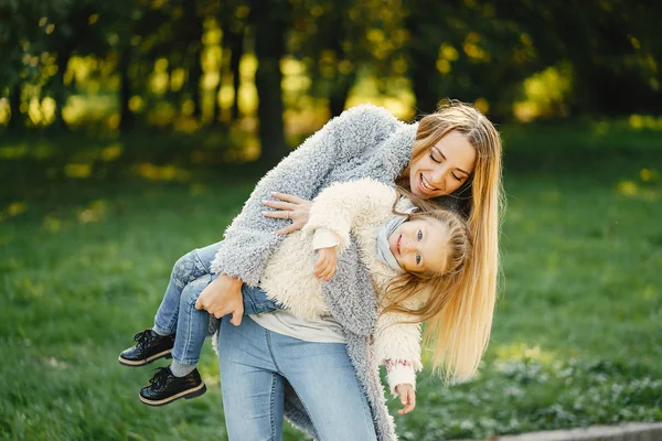 yürümeye başlayan çocuk ile genç anne