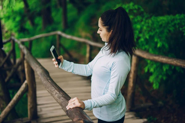 Chica en el bosque — Foto de Stock