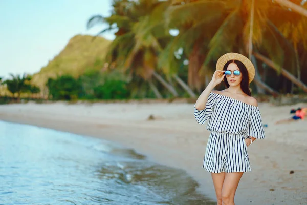 Menina bonita andando ao longo da praia — Fotografia de Stock