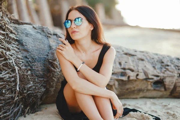 Menina morena explorando a praia — Fotografia de Stock