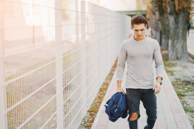 Şehirdeki şık adam