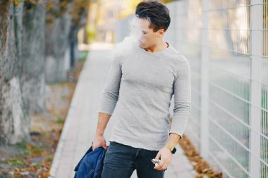 Şehirdeki şık adam