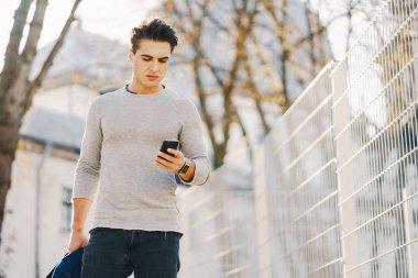 Şehirdeki şık adam