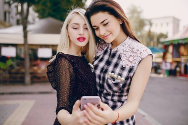 sokakta güzel kızlar
