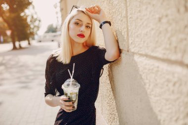 sokakta güzel kızlar