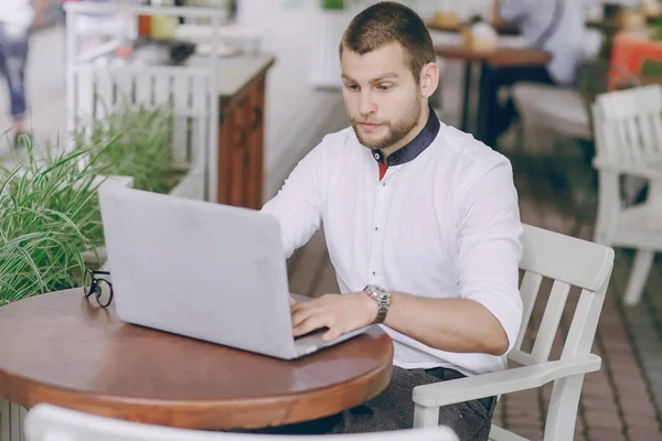 Homme avec ordinateur portable dans le café — Photo