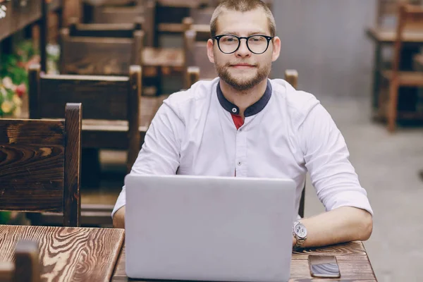 Homme avec ordinateur portable dans le café — Photo