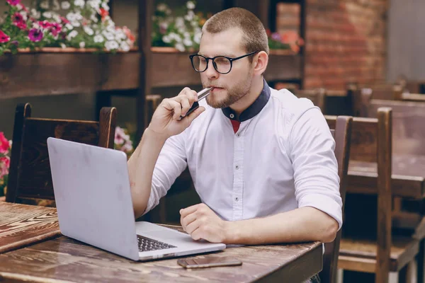 Homme avec ordinateur portable dans le café — Photo