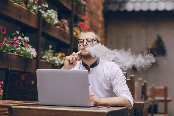 Homme avec ordinateur portable dans le café — Photo