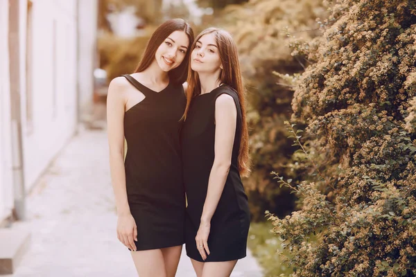 Dos hermosas chicas —  Fotos de Stock