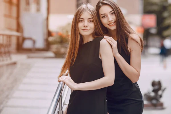 Две красивые девушки — стоковое фото