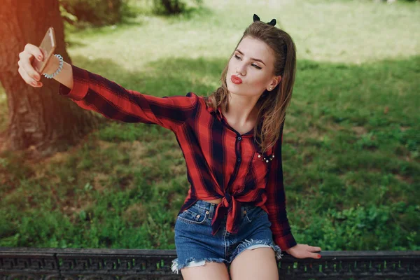 Pin-up menina na rua — Fotografia de Stock