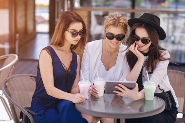 Güneşli havalarda açık havada güzel genç kızlar