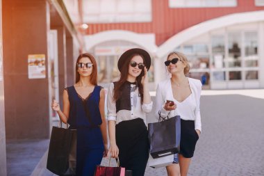 Güneşli havalarda açık havada güzel genç kızlar