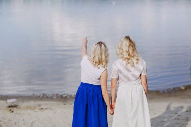 Kızlar İkizler dışarı