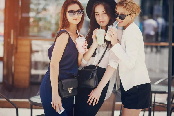 Güneşli havalarda açık havada güzel genç kızlar