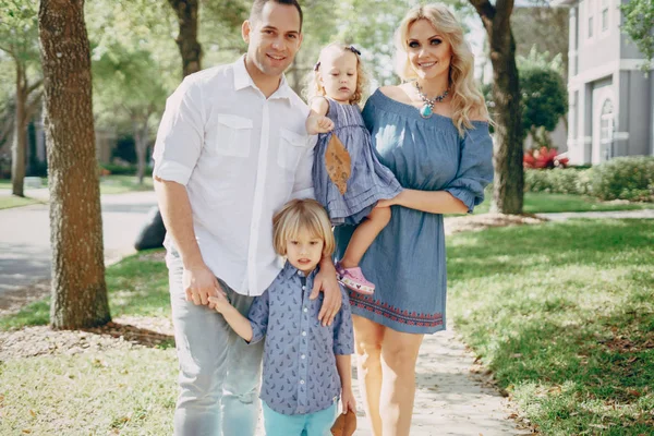 Jeune famille dans la rue — Photo