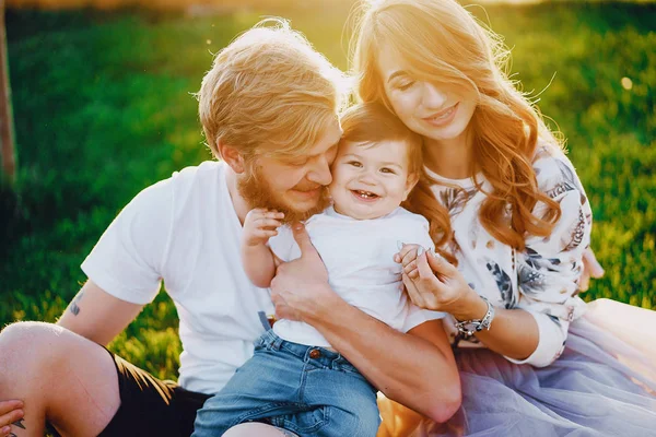 Familia en un parque —  Fotos de Stock