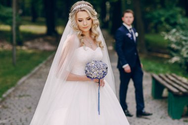 onların düğün parkın güzel genç Çift