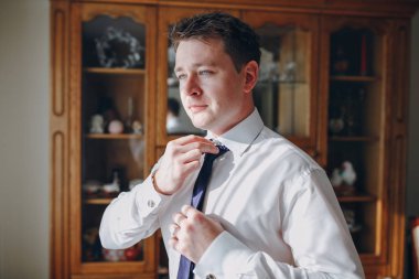 damat sabah hazırlanıyor