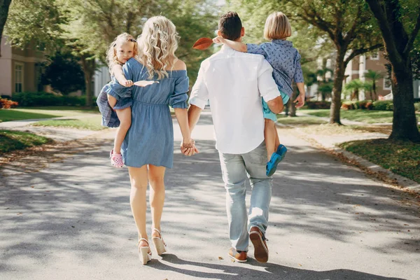 Ung familj på gatan — Stockfoto