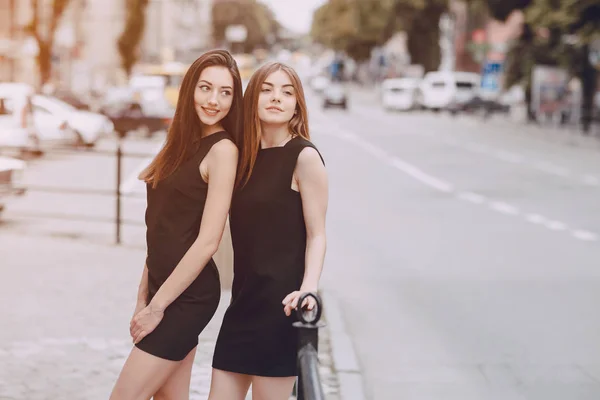 Dos hermosas chicas —  Fotos de Stock
