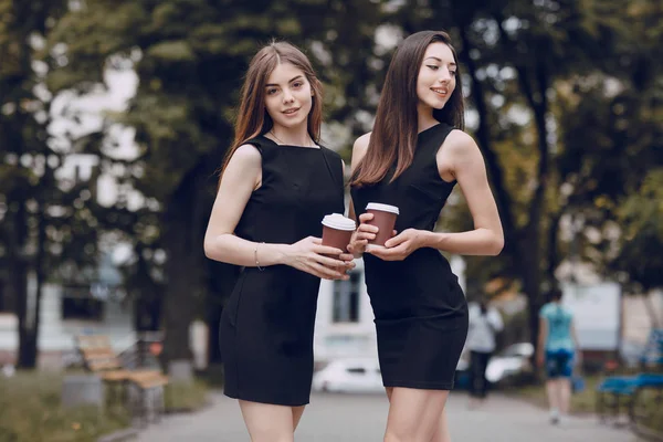 Два красивих дівчат — стокове фото