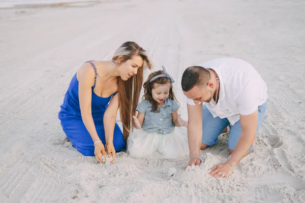 Belle famille sur la plage — Photo