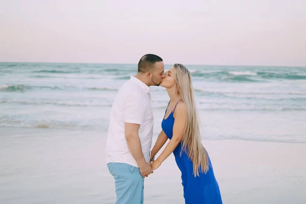 Bela família na praia — Fotografia de Stock