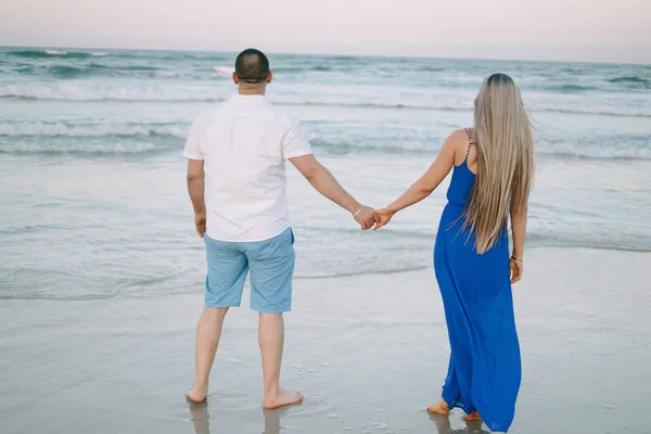 Hermosa familia en la playa —  Fotos de Stock