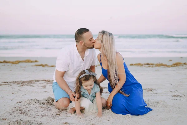 Belle famille sur la plage — Photo