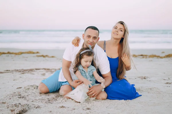 Hermosa familia en la playa —  Fotos de Stock