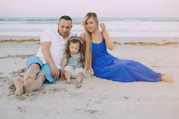 Hermosa familia en la playa —  Fotos de Stock