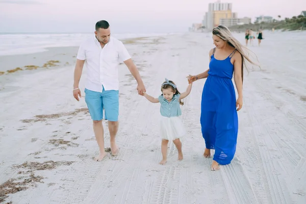 Belle famille sur la plage — Photo