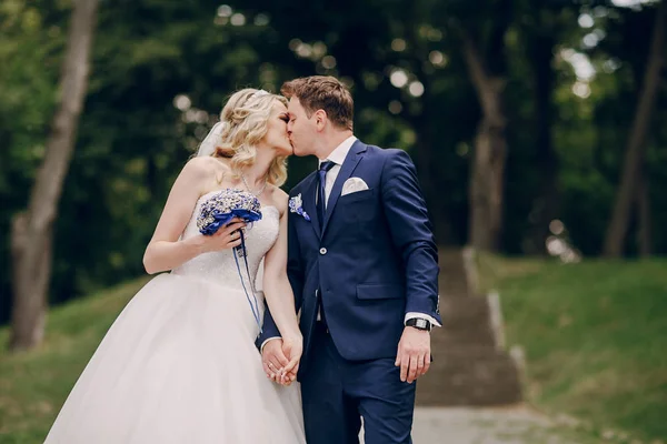 Wedding couple Park — Stock Photo, Image