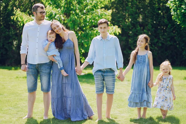 Grande família feliz — Fotografia de Stock